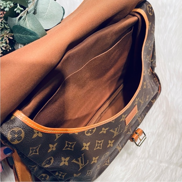 LOUIS VUITTON Saumur 35 Monogram
Messenger Crossbody Saddle Bag - Picture 4 of 13